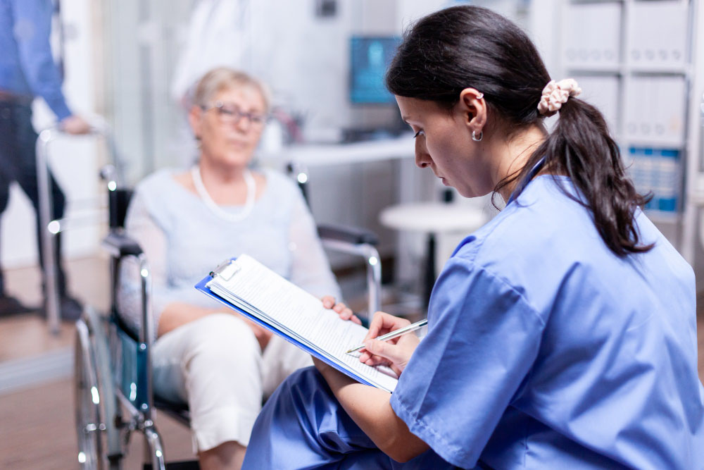 En pratique : déroulé, coût, durée et difficultés de la VAE aide-soignante